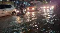 Banjir Rendam Jalan Daan Mogot Jakbar, Lalu Lintas Macet Panjang Malam Ini
