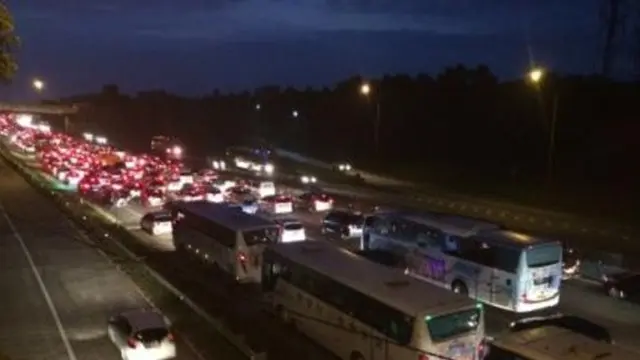 Macet di Tol Cikampek.