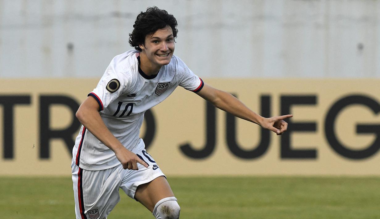 Dari zona CONCACAF pemain Timnas Amerika Serikat U-20, Paxten Aaronson, yang bermain untuk Eintracht Frankfurt punya kualitas mumpuni saat menjuarai Piala CONCACAF U-20 2022. Dia diguyur gelar Pemain Terbaik dan Pencetak Gol Terbanyak karena sukses menjaringkan total tujuh gol di ajang itu. (AFP/Orlando Sierra)