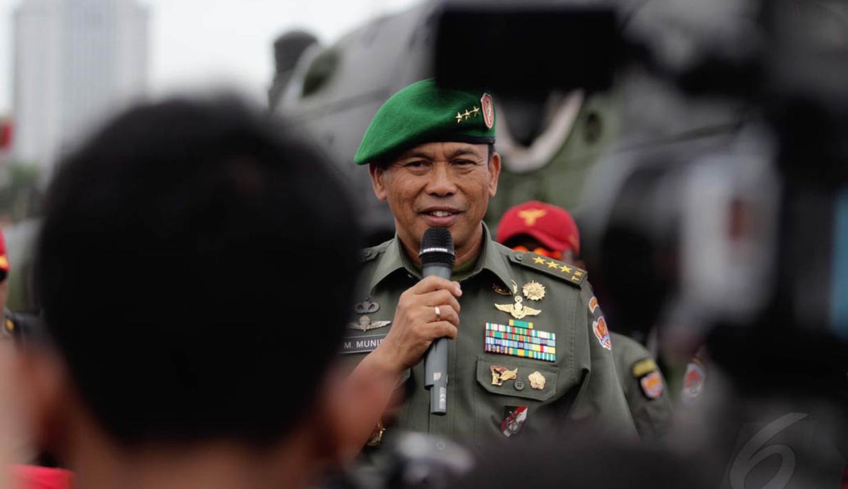 Wakil KSAD Letjen TNI M Munir saat pembukaan pameran alutsista di kawasan Monas, Jakarta, Jumat (12/12/2014). (Liputan6.com/Faizal Fanani)