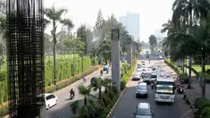 Sejumlah kendaraan melintas di antara tiang monorel di kawasan Senayan, Jakarta, Rabu (2/7/14). (Liputan6.com/Faizal Fanani)