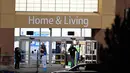 Polisi mengecek toko Walmart setelah insiden penembakan di Thornton, Colorado, AS (/11). Kepolisian di Thornton, Colorado belum memberikan informasi apapun terkait penembakan dan siapa pelaku yang bertanggung jawab. (Andy Cross / Denver Post via AP)