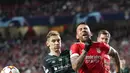 Pemain Dynamo Kyiv Denys Harmash (kiri) berebut bola dengan pemain Benfica Nicolas Otamendi pada pertandingan sepak bola Grup E Liga Champions di Stadion Luz, Lisbon, 8 Desember 2021. Benfica menang 2-0. (AP Photo/Armando Franca)