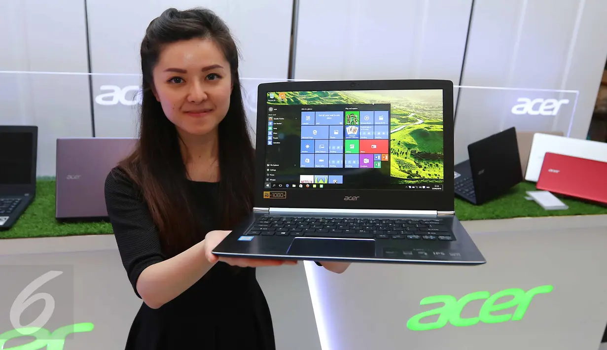 Model menunjukan produk terbaru notebook Acer di Jakarta, Rabu (22/6). Produk ini juga telah  menggunakan prosesor intel generasi ke-6. (Liputan6.com/Angga Yuniar)