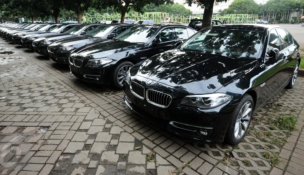 Deretan BMW seri 520d terparkir di Parkir Timur Senayan Jakarta, Selasa (1/3/2016). 35 unit Mercedes Benz type E250 dan 21 unit BMW seri 520d disiapkan sebagai kendaraan delegasi KTT Luar  Biasa OKI, 6-7 Maret mendatang. (Liputan6.com/Helmi Fithriansyah)