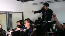 Gaya Bambang Pamungkas saat memotret rekannya Ponaryo Astaman usai bertemu delegasi FIFA-AFC di Kantor PSSI, Senayan, Jakarta, Selasa (3/11/2015). (Bola.com / Nicklas Hanoatubun)