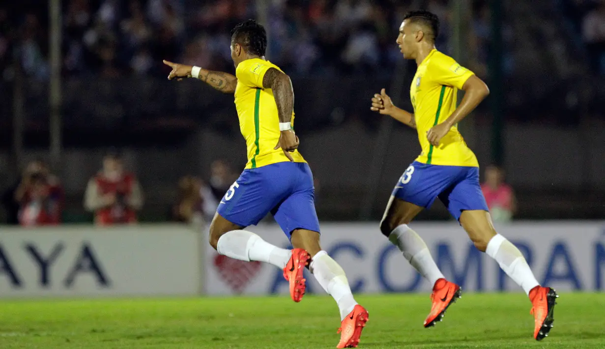 Pemain Brasil, Paulinho (kiri) merayakan gol ke gawang Uruguay pada laga kualifikasi Piala Dunia 2018 zona Amerika Selatan di Stadion Centenario, Kamis (23/3). Tiga dari empat gol Brasil dicetak Paulinho dan sisanya Neymar. (AP Photo/Matilde Campodonico)