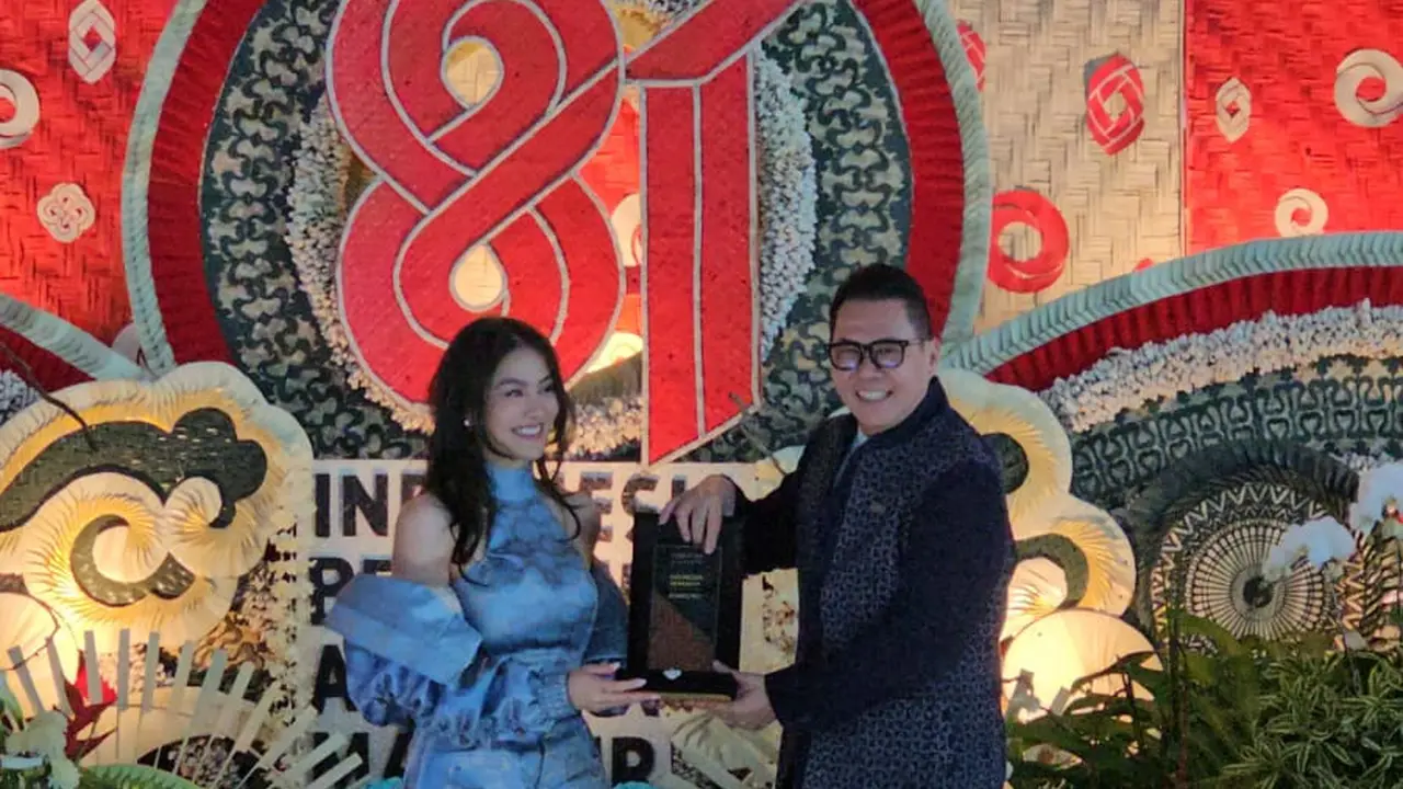 Agnez Mo menerima Apresiasi Indonesia Berkarya dari PT Angkasa Pura Indonesia (Persero) atau InJourney Airports di Terminal 3 Bandara Internasional Soekarno-Hatta, Sabtu (29/8/2026). (Liputan6.com/Pramita)