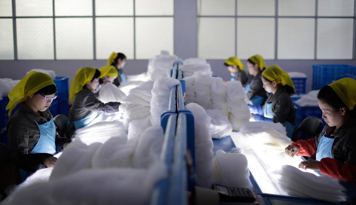 Pekerja wanita melakukan pengecekan benang sutera di Kim Jong Suk Silk Mill, Pyongyang, Korea Utara (6/1). Pabrik ini mampu menghasilkan benang sutra sebanyak 200 ton. (AP Photo/Wong Maye-E)
