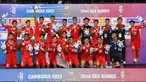 Timnas Indonesia merayakan raihan medali emas di podium setelah memenangkan pertandingan final sepak bola putra melawan Thailand dalam SEA Games ke-32 di Phnom Penh pada 16 Mei 2023. (Nhac NGUYEN/AFP)