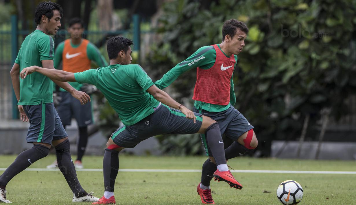 Gelandang Timnas Indonesia, Egy Maulana, mengontrol bola saat latihan di Lapangan ABC Senayan, Jakarta, Jumat (19/1/2018). Pemusatan latihan ini dilakukan jelang Asian Games 2018. (Bola.com/Vitalis Yogi Trisna)