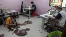 Pekerja menyelesaikan proses produksi di home industri busana muslim Albarizk UMMA di kawasan Beji, Depok, Selasa (12/4/2022). Mendekati lebaran, penjualan jilbab dan busana musim secara online meningkat 100 persen dibandingkan tahun lalu saat masa pandemi. (merdeka.com/Arie Basuki)