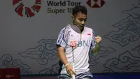 Pasangan ganda campuran Indonesia, Rehan Naufal Kusharjanto/Lisa Ayu Kusumawati saat bertanding melawan pasangan Jerman, Mark Lamsfuss/Isabel Lohau dalam babak 32 Besar Turnamen Bulu Tangkis East Ventures Indonesia Open 2022 di Istora Senayan, Jakarta, Selasa (14/6/2022). Rehan/Lisa kalah rubber game 13-21, 21-16 dan 17-21. (Bola.com/Bagaskara Lazuardi)