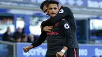 Pemain Arsenal, Alexis Sanchez (kiri) menutup kemenangan timnya dengan satu gol pada menit ke-90 saat melawan Everton pada laga Premier League di Goodison Park, Liverpool, (22/10/2017). Arsenal menang 5-2. (AFP/Oli Scarff)