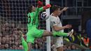 Striker Manchester United #11 Rasmus Hojlund melakukan pelanggaran terhadap kiper Crystal Palace #30 Dean Henderson (kiri) saat merebut bola yang menyebabkan gol tersebut dianulir pada laga pekan ke-36 Premier League 2023/2024 di Selhurst Park, Selasa (7/5/2024) dini hari WIB. (Adrian DENNIS / AFP)