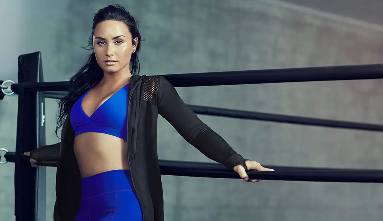 Demi Lovato terlihat seksi dalam balutan sport bra berwarna biru brand milik Kate Hudson. (SplashNews/Fabletics/HollywoodLife)