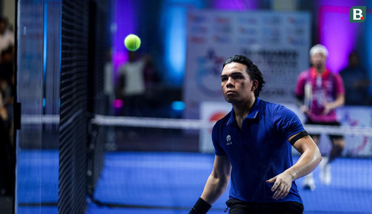 <p>Selebritas Indonesia, Saaih Halilintar berusaha mengembalikan bola ke lawan dalam laga semifinal ganda putra padel Turnamen Olahraga Selebriti Indonesia (TOSI) Season 4 di GOR UNJ, Jakarta, Minggu (02/11/2025). (Bola.com/Bagakara Lazuardi)</p>