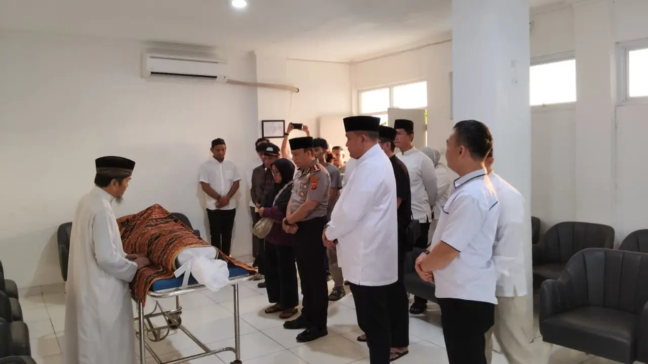 Kapolres Bogor, AKBP Arfan Zulkan Supayung bersama Bupati Bogor, Rudy Susmanto menemui keluarga dan korban di RSUD Cibinong, Kabupaten Bogor