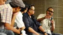 Pewarta foto Reuters, Beawiharta (kanan) membagi pengalamannya saat bincang buku foto #iniNegriku di Galeri Indonesia Kaya, Jakarta, Rabu (13/1/2016). Melalui buku foto tersebut kita diajak lebih memaknai Indonesia. (Liputan6.com/Helmi Fithriansyah)