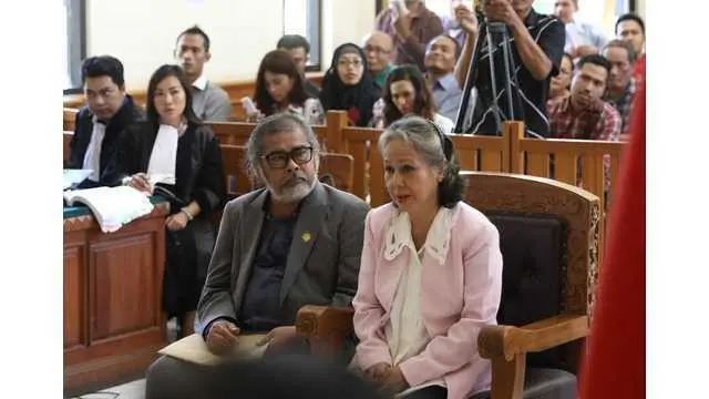  Majelis Hakim Pengadilan Negeri Denpasar, Bali, memvonis ibu angkat Angeline, Margriet Christina Megawe dengan hukuman penjara seumur hidup. Margriet dinyatakan terbukti membunuh Angeline secara berencana.
