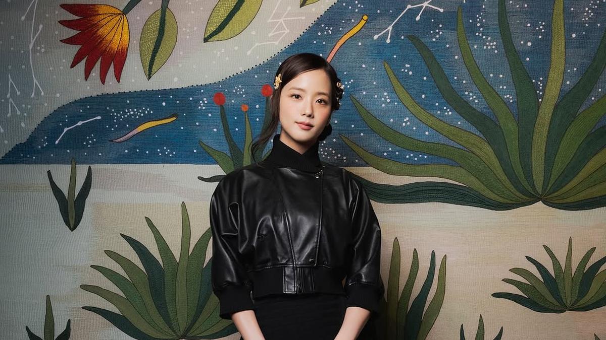 Jisoo BLACKPINK Tampil ala Coquette Girl di Dior Haute Couture Show, Curi Perhatian dengan Jaket Kulit