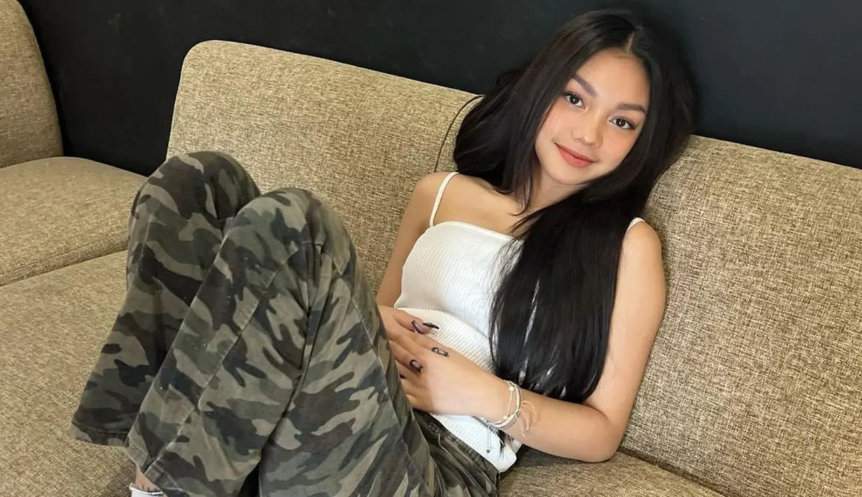 <p>Kalau gaya Naura Ayu yang satu ini cocok untuk anak muda. Tank top putih dan celana cargo motif army memberi tampilan boyish. [Instagram/naura.ayu]</p>