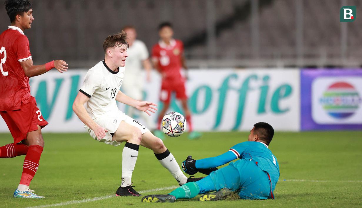<p>Pemain Selandia Baru Oliver John Colloty (tengah) berhasil menjebol gawang timnas Indonesia U-20 pada laga International Friendly Match U-20 di Stadion Utama Gelora Bung Karno (SUGBK), Jakarta, Minggu (19/02/2023). (Bola.com/Ikhwan Yanuar)</p>