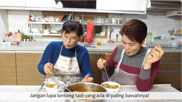 Apa Komentar Ibu-Ibu Korea Saat Mencoba Makan Lontong Sayur?