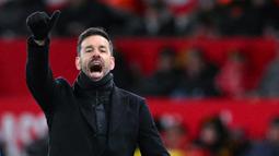 Pelatih Leicester yang juga mantan pemain MU yakni Ruud van Nistelrooy tampak begitu murka melihat anak asuhnya harus kalah karena gol kontroversial. (AFP/Oli Scarff)