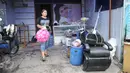 Warga mengemasi perabotan miliknya di salah satu salon di kawasan Kalijodo, Jakarta, Kamis (25/2). Hari ini, surat peringatan kedua (SP2) untuk mengosongkan/membongkar sendiri bangunan sudah terpasang di kawasan tersebut. (Lputan6.com/Gempur M Surya)