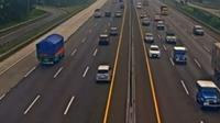 Petugas kepolisian dan Jasa Marga menghentikan rekayasa lalu lintas contraflow setelah kepadatan kendaraan yang melintasi ruas jalan Tol Jakarta-Cikampek pada libur panjang Tahun Baru Islam. (Istimewa)