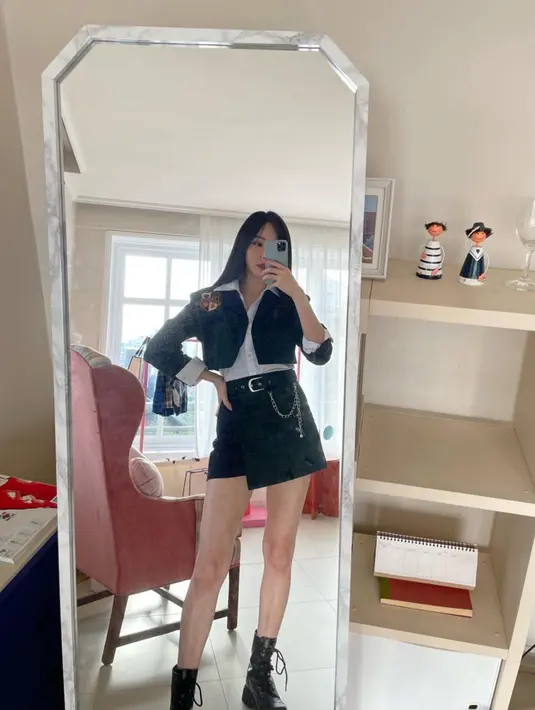 Nggak hanya punya suara yang merdu, Yuju juga pandai bermain musik dan menciptakan instrumen lagu lho! (FOTO: instagram.com/yuuzth/)