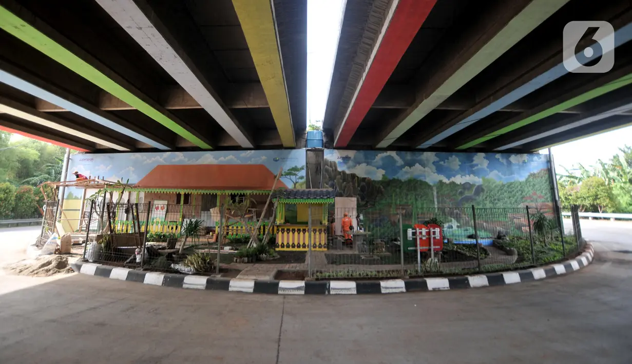 Petugas PPSU Kelurahan Joglo menyelesaikan pembangunan Taman Betawi di kolong Tol JORR W-2 Joglo, Jakarta Barat, Minggu (17/11/2019). Lahan kosong di kolong tol tersebut disulap menjadi taman bernuansa Betawi dilengkapi saung, musala, arena bermain serta hiasan mural 3D. (merdeka.com/Iqbal Nugroho)