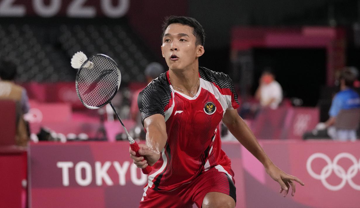 Memasuki gim kedua, Jonatan Christie kembali unggul di awal. Ia sempat memimpin 5-3 sebelum akhirnya disamakan di skor 7-7. Menutup interval gim kedua dengan 11-7, Shi Yuqi terus mengumpulkan angka tanpa bisa diimbangi Jojo hingga akhirnya unggul telak 21-9. (Foto: AP/Dita Alangkara)