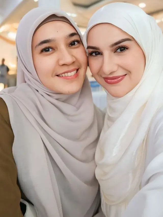 Irish Bella saat Tasyakuran Rumah Baru bersama suami. [@_irishbella_]