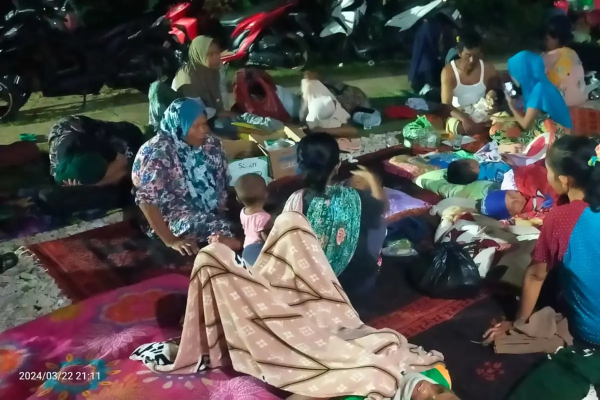 Warga Bawean mengungsi ke tenda akibat gempa. (Istimewa)
