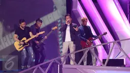Band Noah memeriahkan konser Gempita 2017 yang digelar di Pantai Karnaval Ancol, Jakarta, Jumat (31/12). Ariel dkk memang telah menjadi langganan tampil dalam konser-konser yang diadakan SCTV. (Liputan6.com/Angga Yuniar)