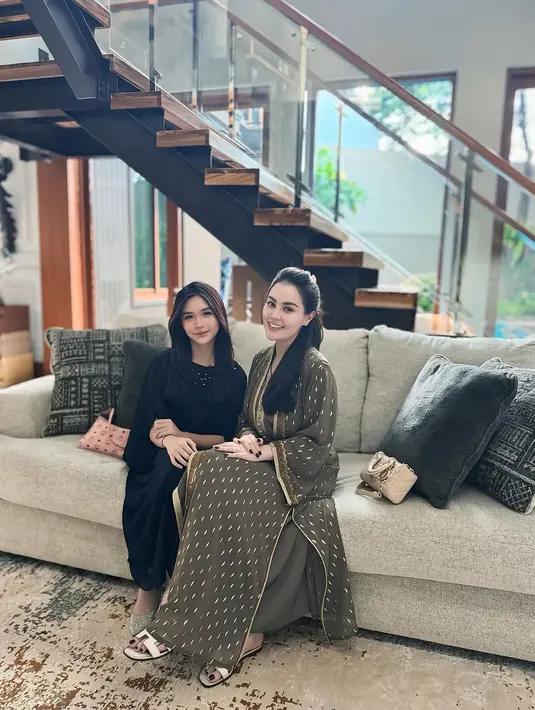 Warganet memuji keakraban ibu dan anak ini, terutama hubungan hangat Chantal dengan keluarga barunya. Meski jarang terekspos, kebersamaannya dengan Jennifer dan ayah sambungnya, Faisal Haris, tampak harmonis. (Liputan6.com/IG/@jeje_haris89)