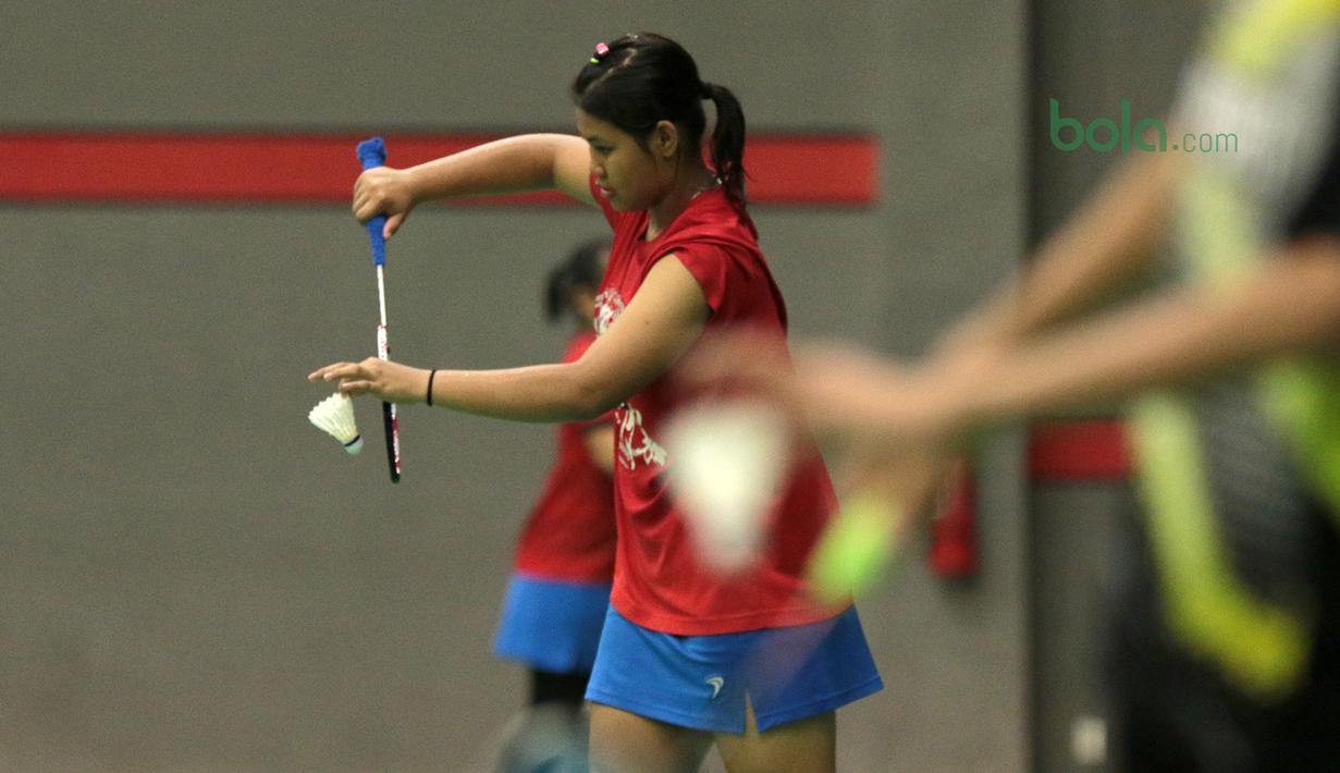 Atlet PB Jaya Raya berlatih servis sesuai aturan baru BWF saat sesi latihan di GOR PB Jaya Raya, Pd. Sawah Indah, Sawah Lama (23/3/2018). PB Jaya Raya tengah menyiapkan diri untuk kejuaraan Junior Grand Prix 3-8 April 2018. (Bola.com/Nick Hanoatubun)