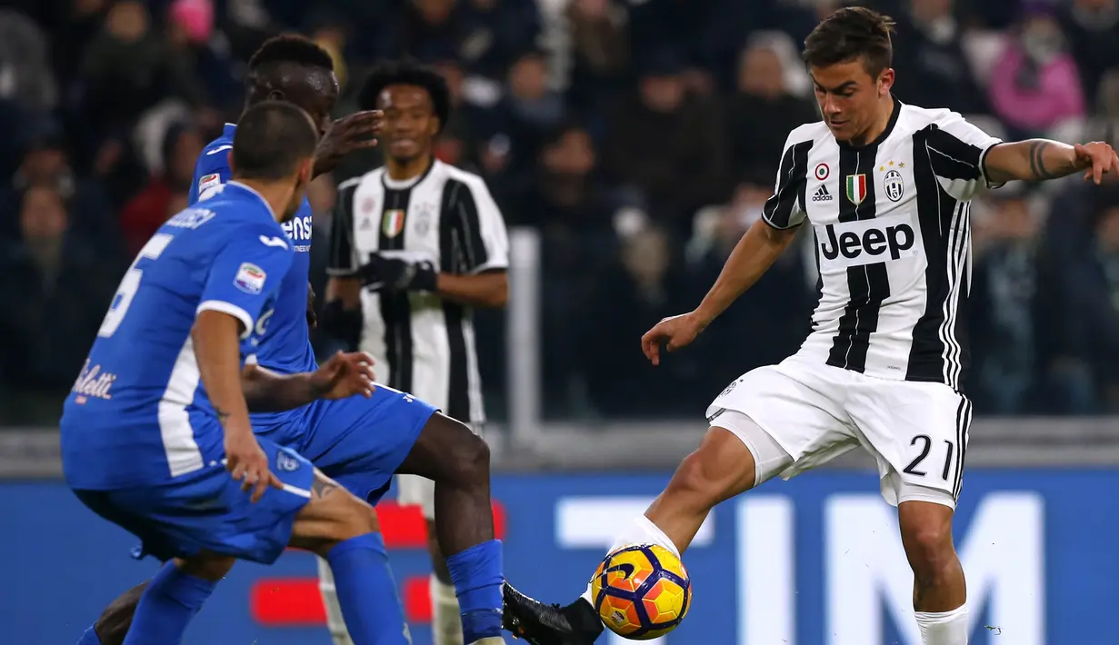Penyerang Juventus, Paulo Dybala, berusaha melewati hadangan pemain Empoli. Dalam laga ini Juve memiliki 17 kali kesempatan mencetak gol, sementara Empoli hanya memiliki peluang empat kali. (AFP/Marco Bertorello) 