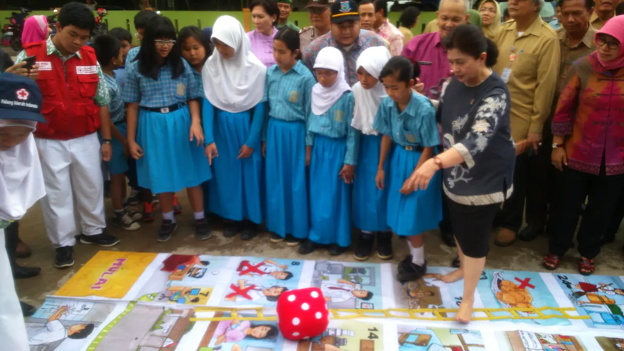 Menkes Nila Moeluk Sidak Pemukiman dan Sekolah di Tangerang 