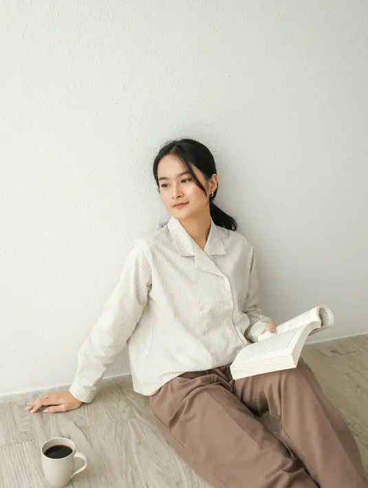 THENBLANK menghadirkan koleksi Tailor Shirt yang dikombinasikan dengan Fold Trousers. Tailor Shirt merupakan kemeja double breasted atau bukaan kancing depan dua baris ini berlengan panjang. Sedangkan, Fold Trousers merupakan Celana panjang lebar dengan lipatan (pleats) dua buah pada bagian depan.