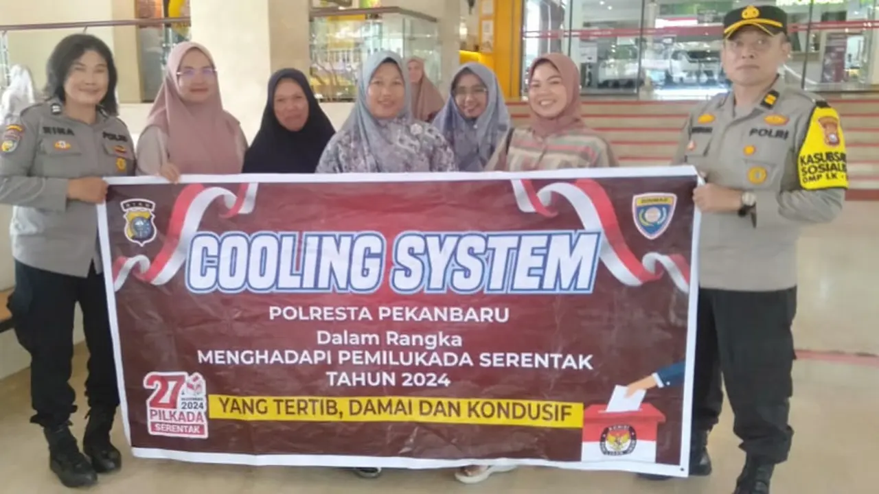 Personel Binmas Polresta Pekanbaru salam kampanye Pilkada damai di salah satu pusat perbelanjaan.
