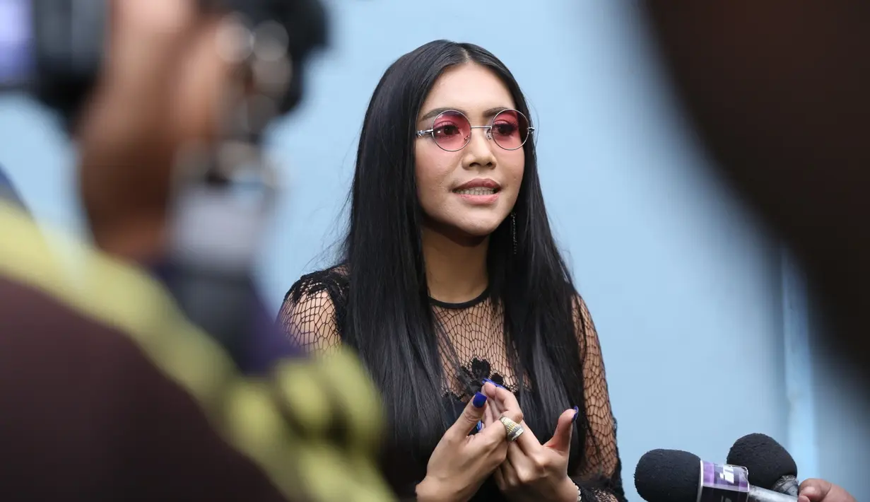 "Insya Allah minggu depan kita akan kembali ke Polda untuk membuat BAP, karena kemarin kan kita bikin laporan rupanya prosesnya adalah kita datang bikin laporan secara singkat lalu bikin BAP," ujar Denada. (Nurwahyunan/Bintang.com)