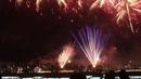 Warga menyaksikan pesta kembang api saat perayaan malam puncak Tahun Baru 2023 di Danau Archipelago, Taman Mini Indonesia Indah (TMII), Jakarta, Minggu (1/1/2023). Kembang api yang diluncurkan sangatlah indah dan beragam. Baik dari perpaduan warna, letupan, hingga perpaduan terbangnya yang beragam. (Liputan6.com/Herman Zakharia)