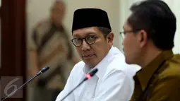 Menteri Agama Lukman Hakim Saifuddin saat jumpa pers terkait ceramah di rumah-rumah Ibadah, Jakarta, Jum'at (28/4). Menag mengatakan dalam ceramah harus berisi berdasarkan pengetahuan keagamaan yang memadai. (Liputan6.com/Johan Tallo)