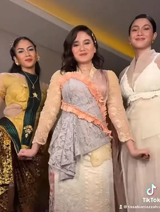Tissa Biani juga tampil anggun dengan kebaya modern yang terdiri dari berbagai warna pastel yang sangat cocok dipakai olehnya. Pemeran Nur dalam film KKN di Desa Penari itu juga mengungkapkan rasa rindunya pada para pemain. Bisa bertemu lagi, kekasih Dul Jaelani itu pun langsung mengajak Aulia Sarah dan Aghniny untuk membuat video TikTok bareng. (Liputan6.com/IG/@tissabiani)