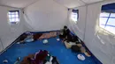 Seorang wanita Lebanon lanjut usia yang mengungsi duduk di dalam salah satu tenda biru yang didirikan pemerintah untuk orang-orang yang meninggalkan rumah dan desa mereka di pinggiran selatan Beirut dan Lebanon Selatan, Jumat 22 Mei 2026. (Anwar AMRO/AFP)