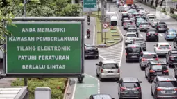 Rambu digital menginformasikan zona tilang elektronik di Jalan Jenderal Sudirman, Jakarta Pusat, Rabu (26/10/2022). Seluruh surat tilang yang sudah diedarkan kepada anggota telah ditarik sehingga seluruh pengendara yang melanggar bakal ditindak secara elektronik. (merdeka.com/Iqbal S. Nugroho)