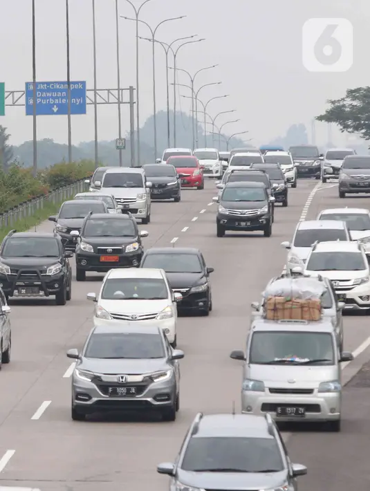 <p>Sejumlah kendaraan melintas di jalan tol Cikopo - Palimanan KM 73, Purwakarta, Jawa Barat, Sabtu (30/4/2022).  H-2 arus mudik Lebaran Idul Fitri 1443 H, ruas jalan Tol Trans Jawa kembali menerapakan skema contraflow. (Liputan6.com/Herman Zakharia)</p>